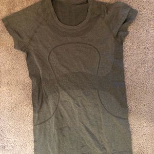Navy green swiftly tech lululemon top